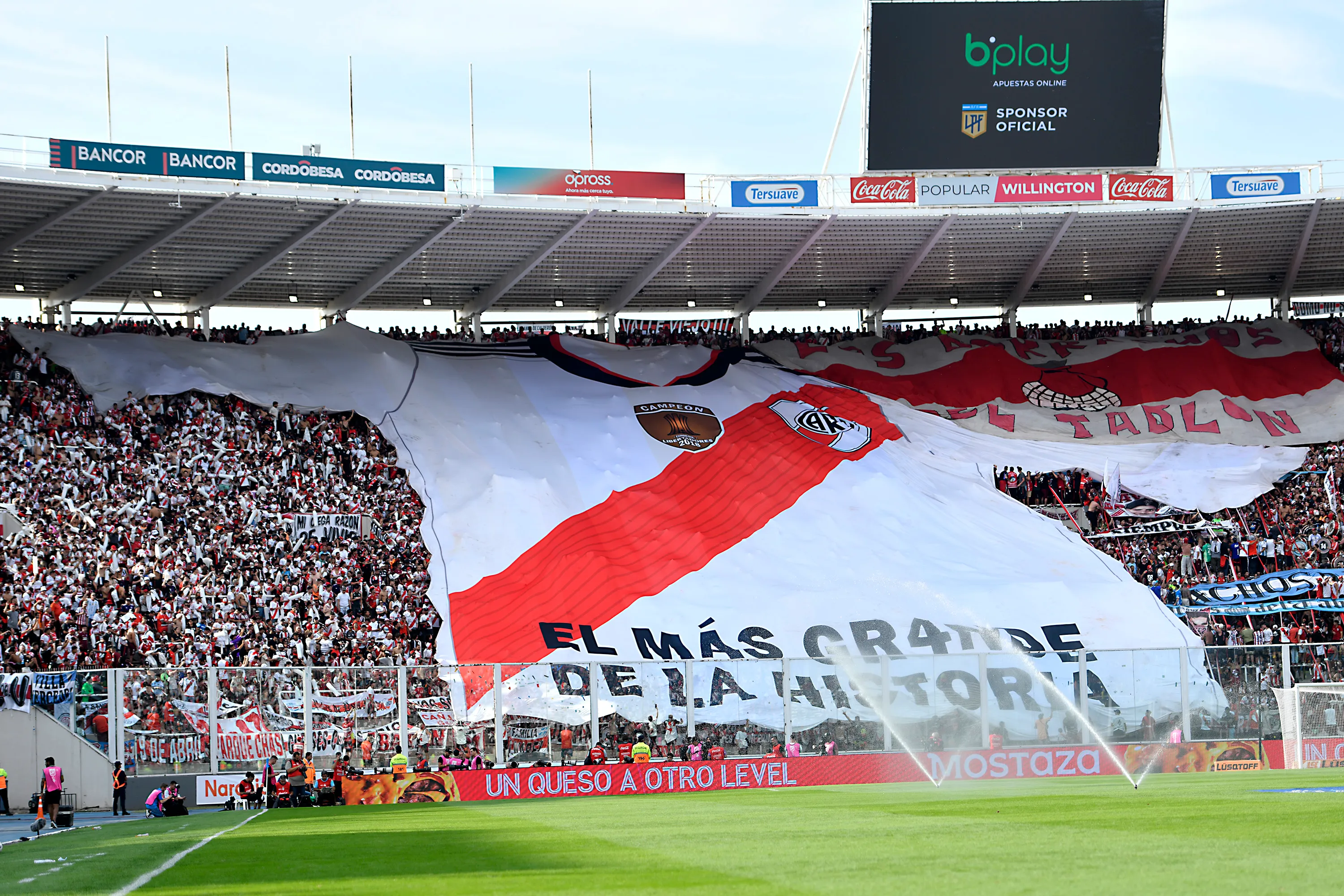 Los hinchas de River ocupando la tribuna Willington en el Kempes. (Getty Images)