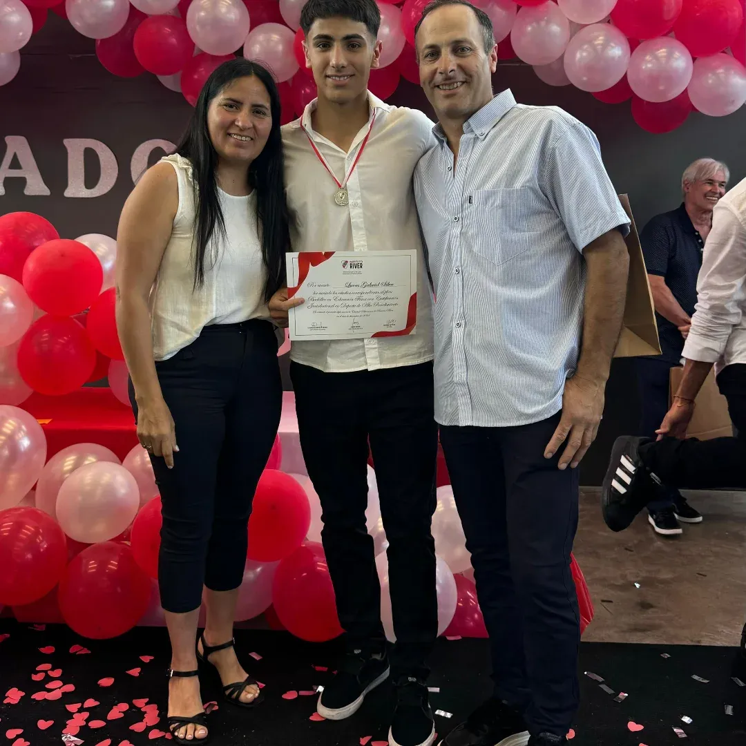 Egreso de Lucas Silva en el Instituto River junto a sus padres, Lorena e Ignacio, el 6 de diciembre de 2024.