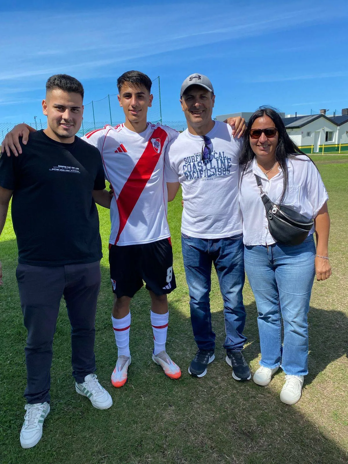 Lucas con su familia: su hermano, Iván (izq.), su papá, Ignacio, y su mamá, Lorena.