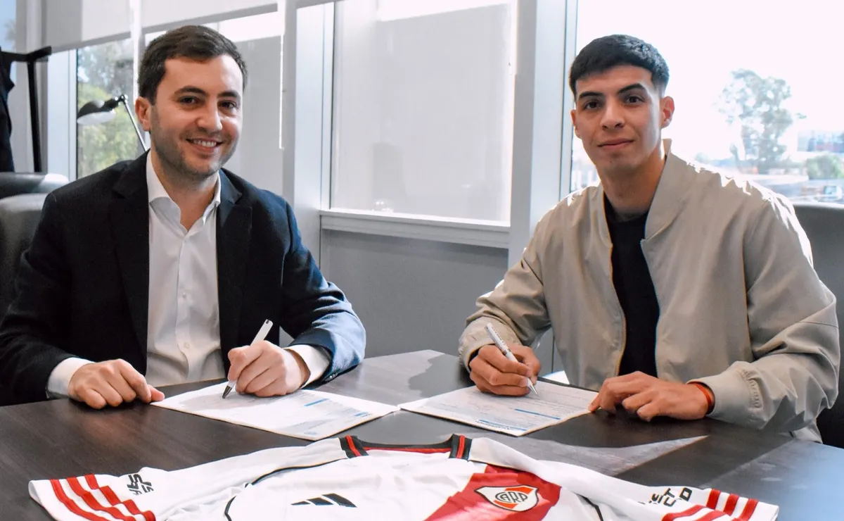 El titular que renovó su contrato en River: hasta cuándo firmó y su cláusula de rescisión