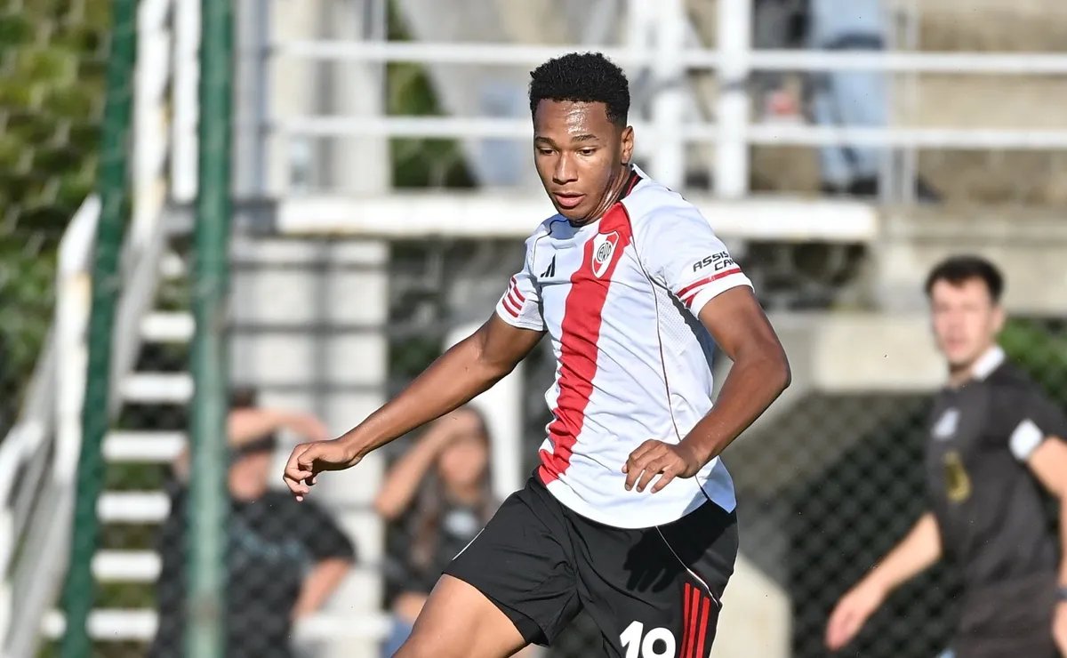 Quién es Jonathan Spiff, el goleador de padre nigeriano que podría debutar en River ante Bragantino