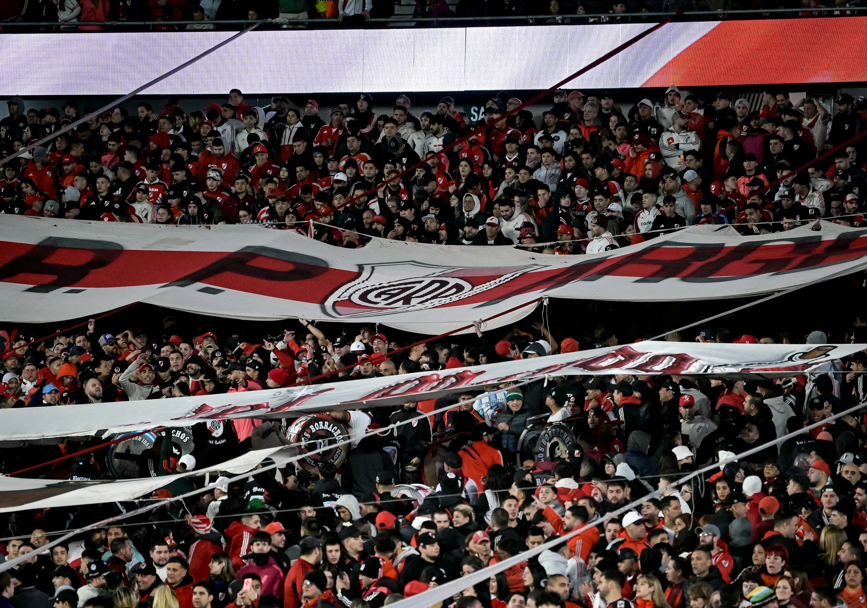 El hincha cantó al ritmo de “movete, River, movete” durante el segundo tiempo. (Getty Images)