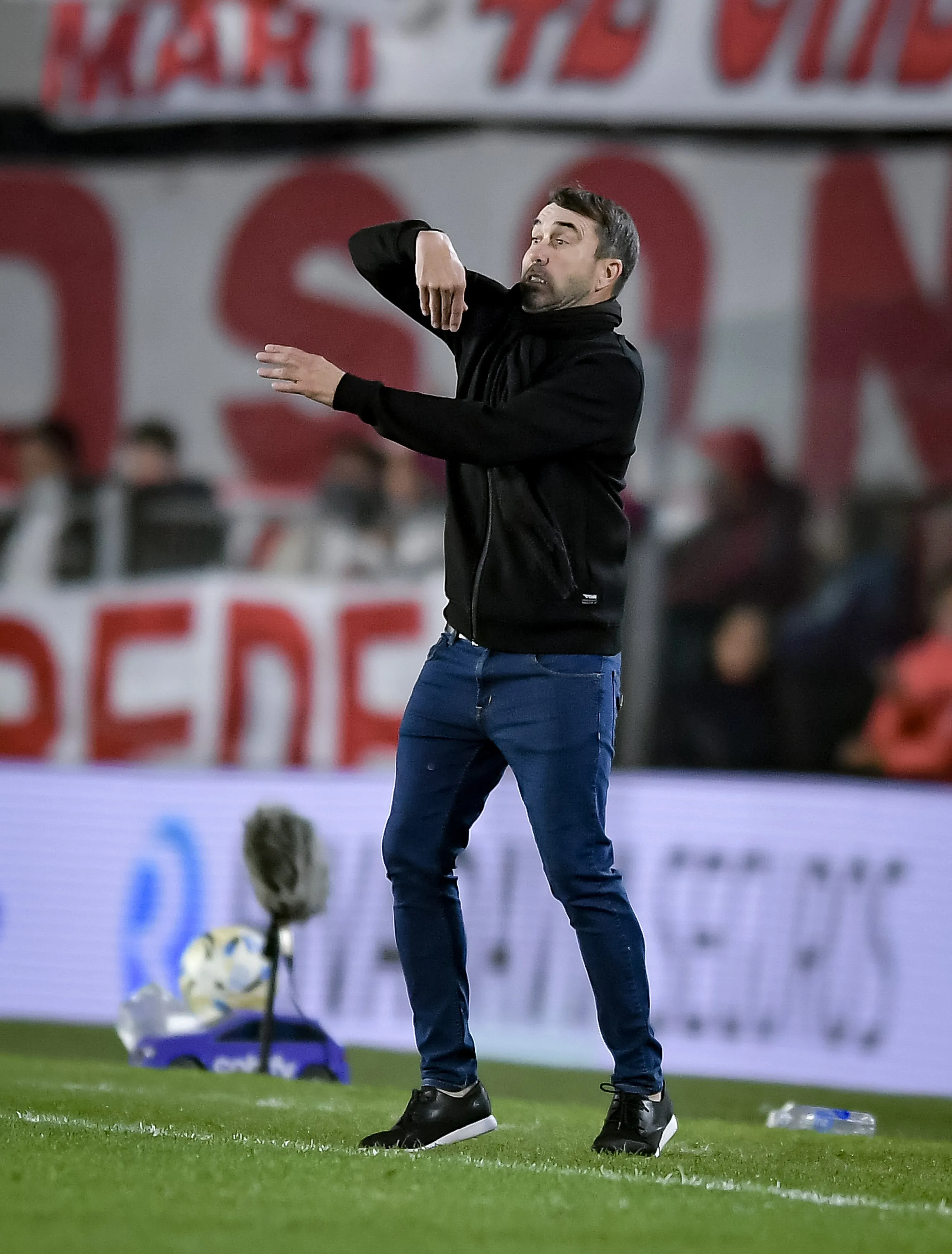 Coudet festejó con una sonrisa, dientes apretados y puños bien cerrados el agónico empate ante Bragantino. (Getty Images)