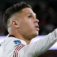 Los hinchas, rendidos a los pies de Juanfer: otro partido poniéndose al hombro a River y el cariño de la tribuna