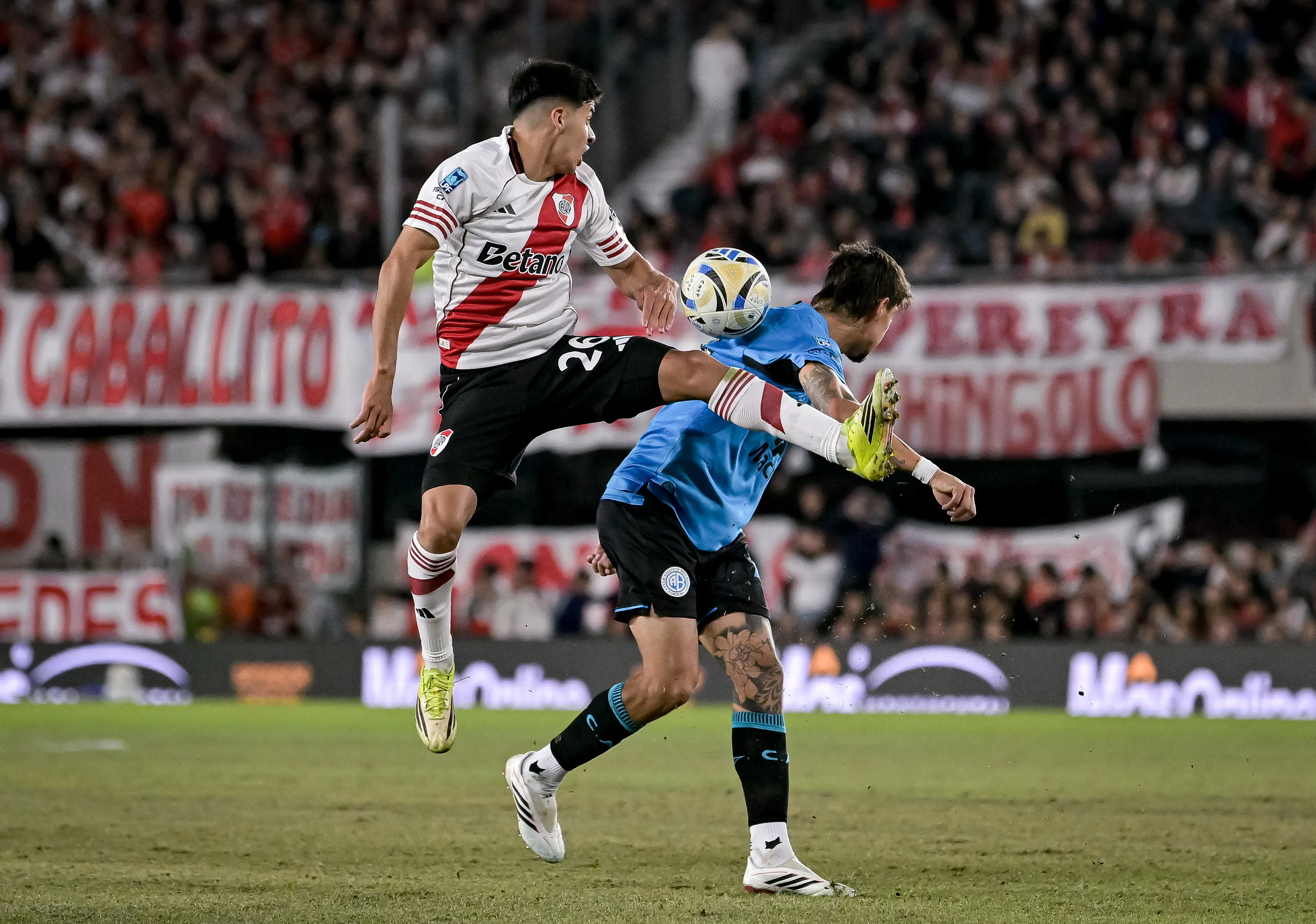 Conmebol le dio a la AFA un millón de dólares para que esta lo distribuya en la final entre River y Belgrano. (Getty Images)