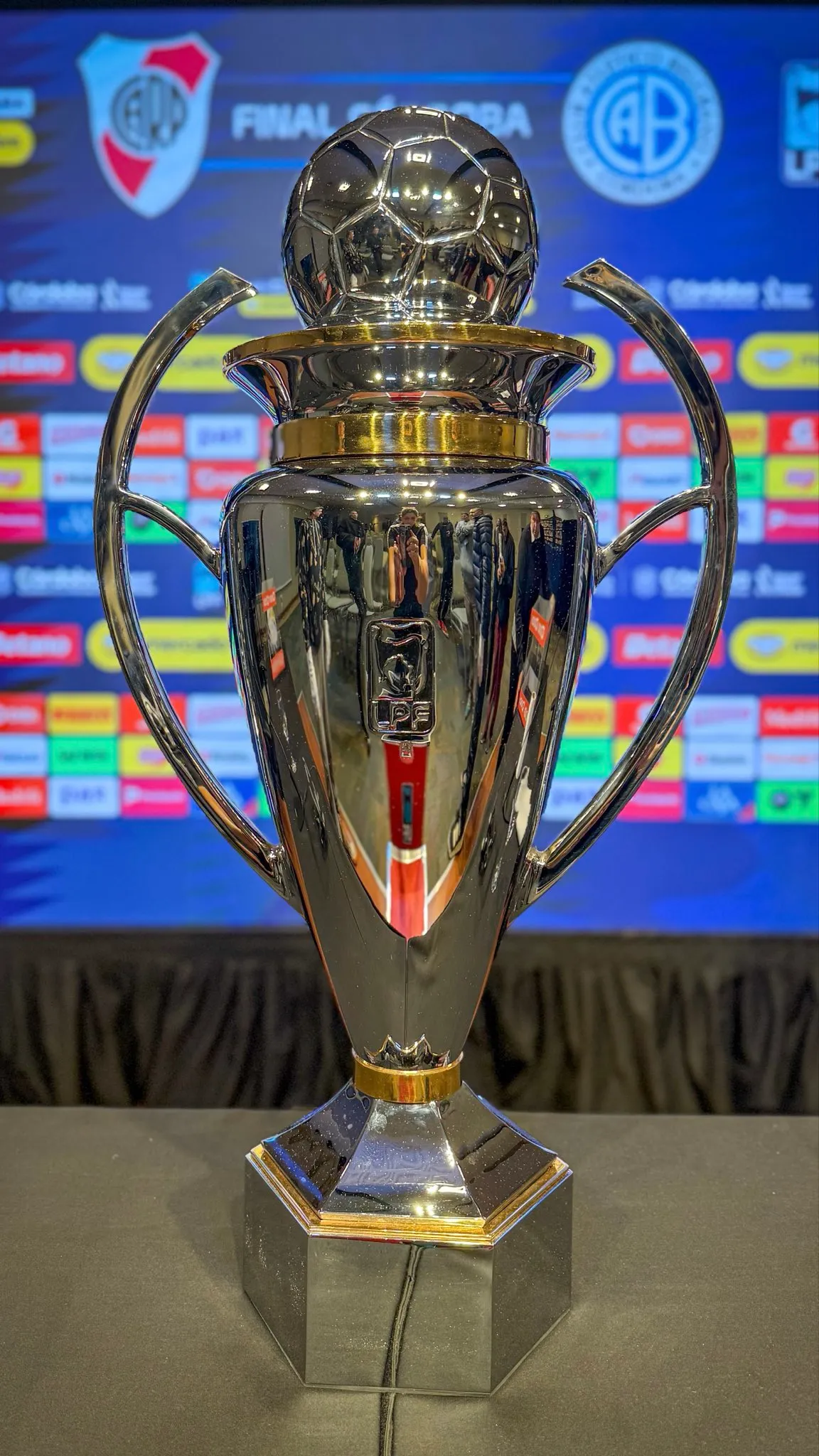 La copa que le darán al campeón de hoy entre River y Belgrano. (Liga Profesional de Fútbol)