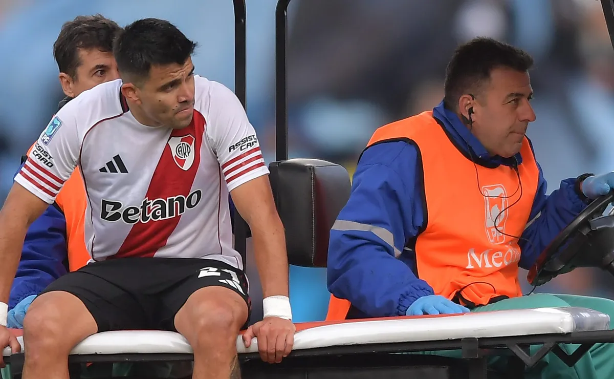 CORDOBA, ARGENTINA - MAY 24: Marcos Acuña of River Plate leaves the field after being injured during the Torneo Apertura 2026 final match between River Plate and Belgrano at Mario Alberto Kempes Stadium on May 24, 2026 in Cordoba, Argentina. (Photo by Marcelo Endelli/Getty Images)