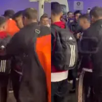 Video: Juanfer Quintero discutió con un hincha de River en Ezeiza y lo separó Eduardo Coudet