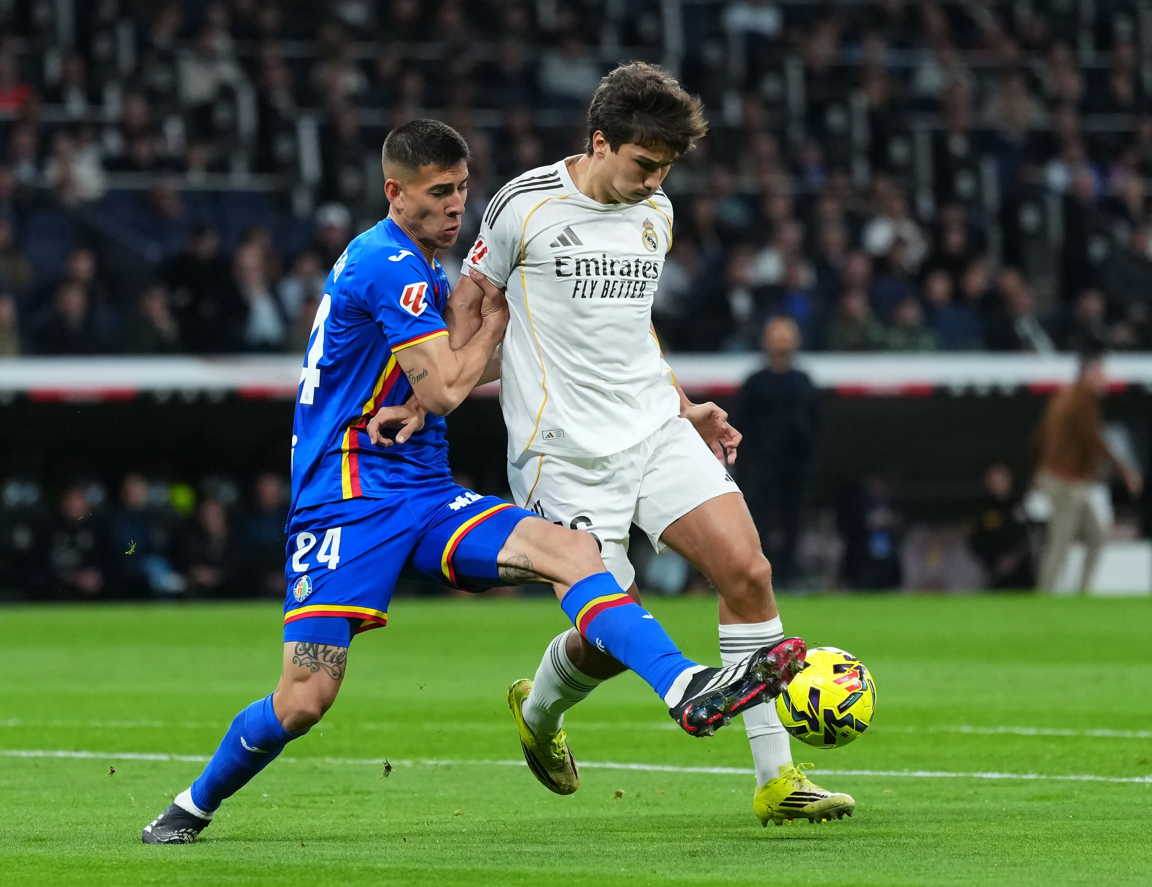 Zaid Romero marcando a Gonzalo García en un partido contra Real Madrid. (Getty Images)