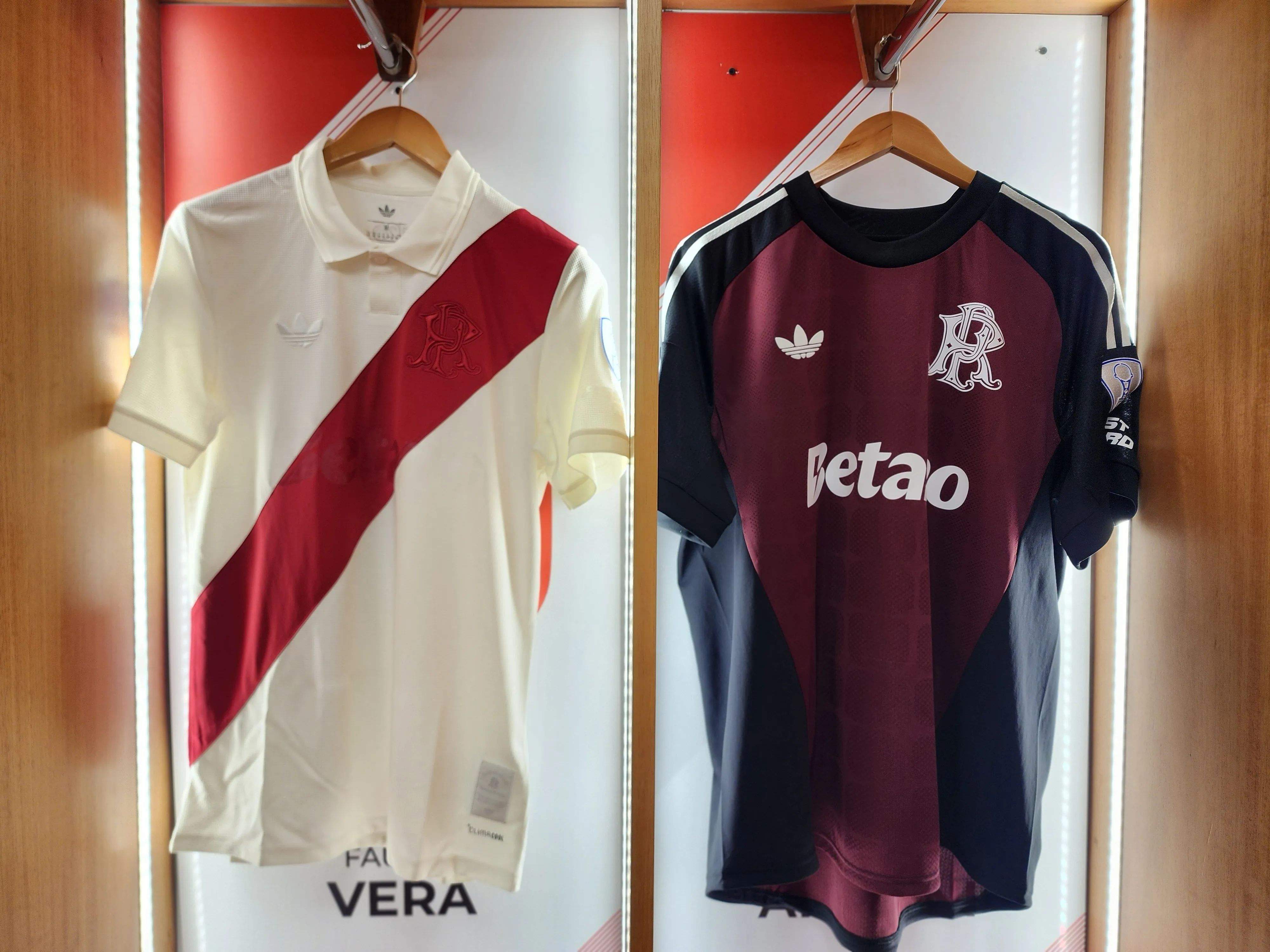 Las camisetas de jugadores y la de arquero, que sí tendrá las publicidades a la vista. (Prensa River)