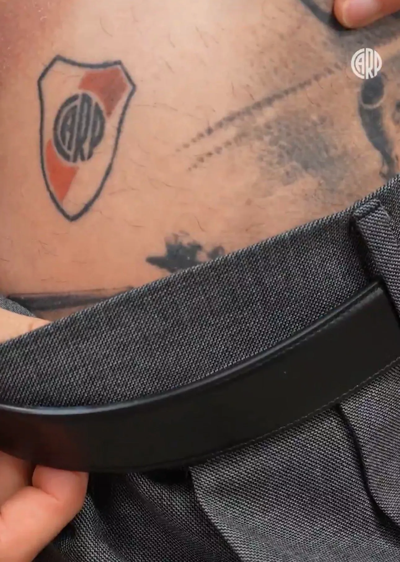 El tatuaje que mostró Otamendi en un video oficial de River.