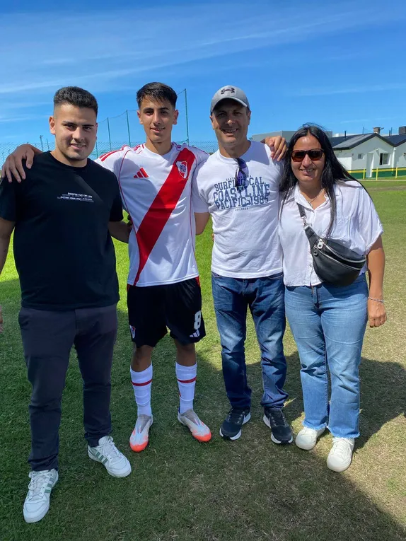 Lucas Silva con sus padres y hermano