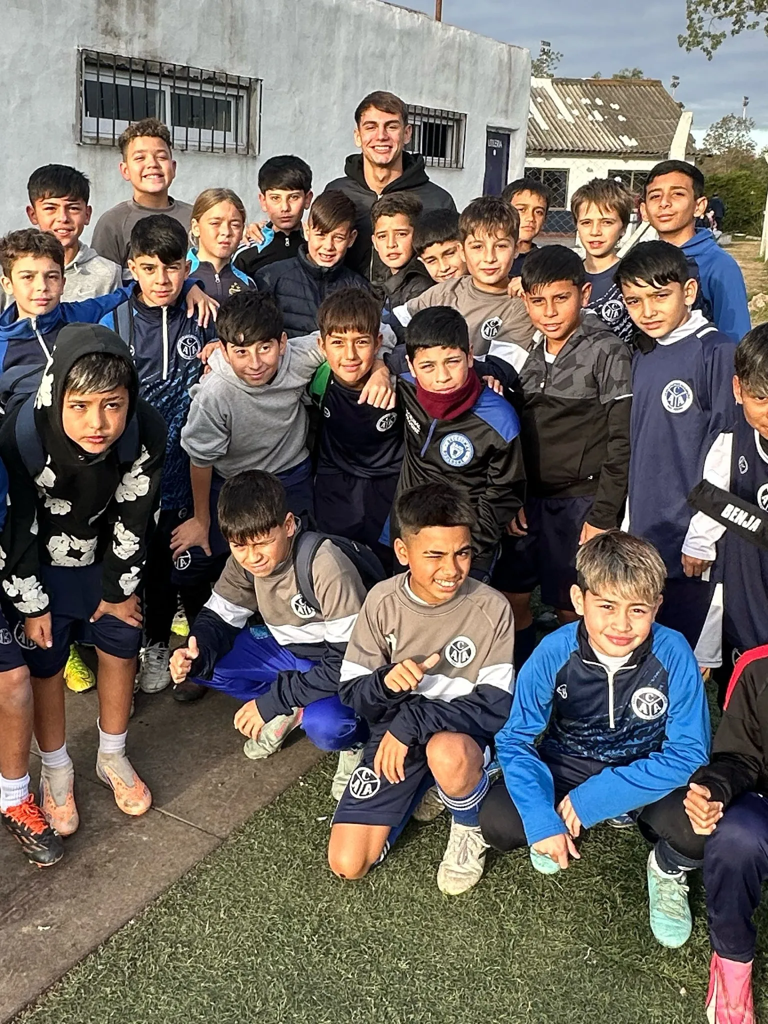 Freitas visitó a los juveniles de Acassuso antes de sumarse a al Selección Argentina. (Acassuso oficial)