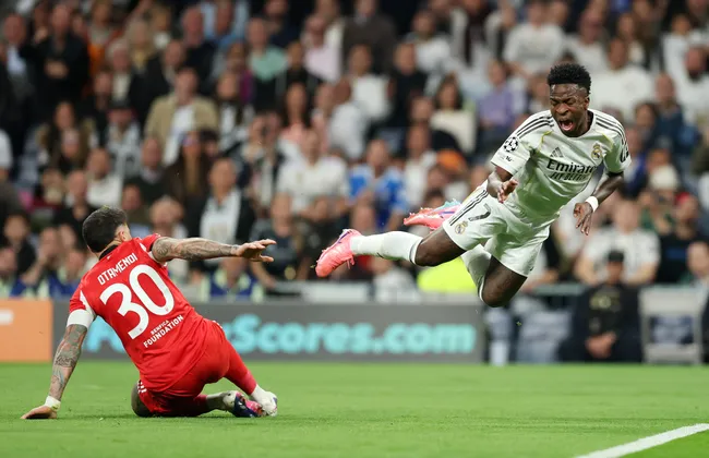 Otamendi enfrentando a Vinicius Jr. por la Champions League. (Getty Images)