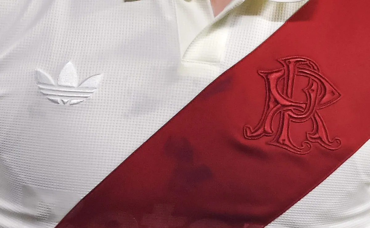 Detalle de la camiseta que River utilizó ante Blooming con motivo de su 125° aniversario.