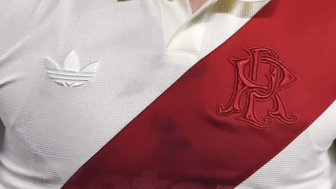 Detalle de la camiseta que River utilizó ante Blooming con motivo de su 125° aniversario.