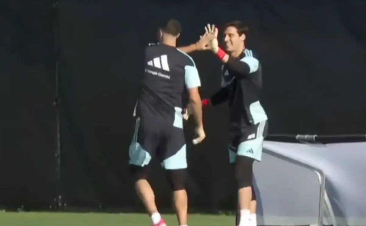 Se volvió viral: a pura risa, el video de Santiago Beltrán entrenando con el Dibu Martínez en la Selección