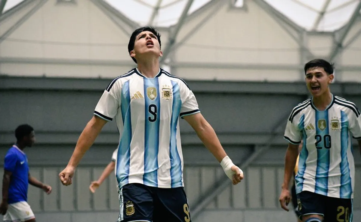 Es una de las máximas promesas de River, fue convocado a la Selección Argentina Sub 16 y le marcó un doblete a Francia