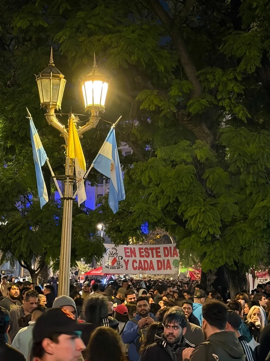 Carlos Alberto “Indio” Solari murió el viernes 5 de junio de 2026, a sus 77 años. Sus fieles comenzaron a reunirse de manera espontánea para despedirlo en una reunión multitudinaria en Plaza de Mayo (Foto de Marcelo Pagliettini).