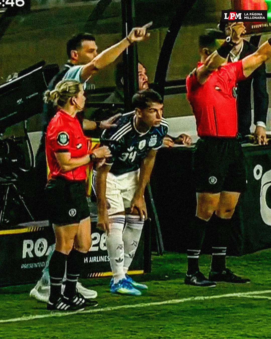 El momento del ingreso de Freitas a los 85 minutos en lugar de Otamendi.