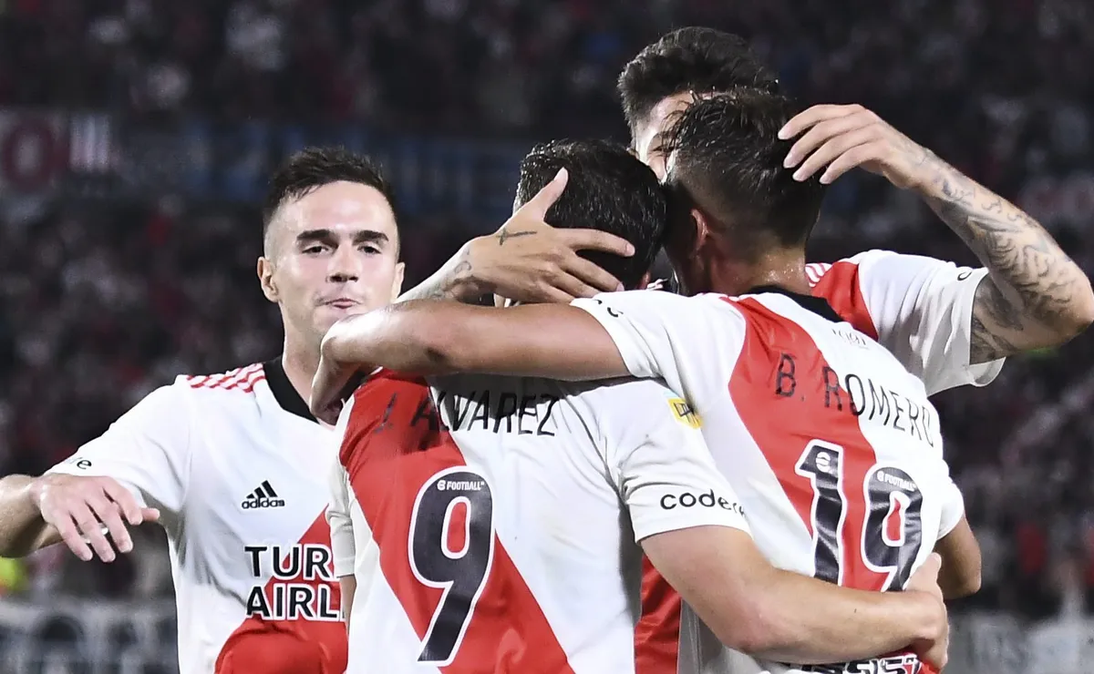 Braian Romero se abraza con Julián Álvarez, Palavecino y Carrascal durante su paso por River.