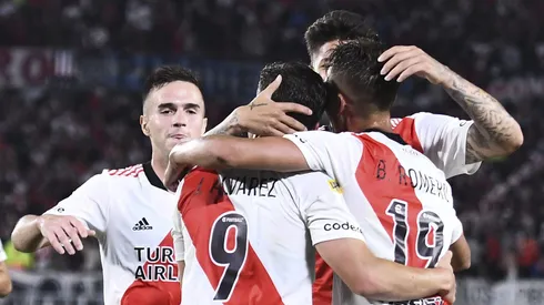Braian Romero se abraza con Julián Álvarez, Palavecino y Carrascal durante su paso por River.
