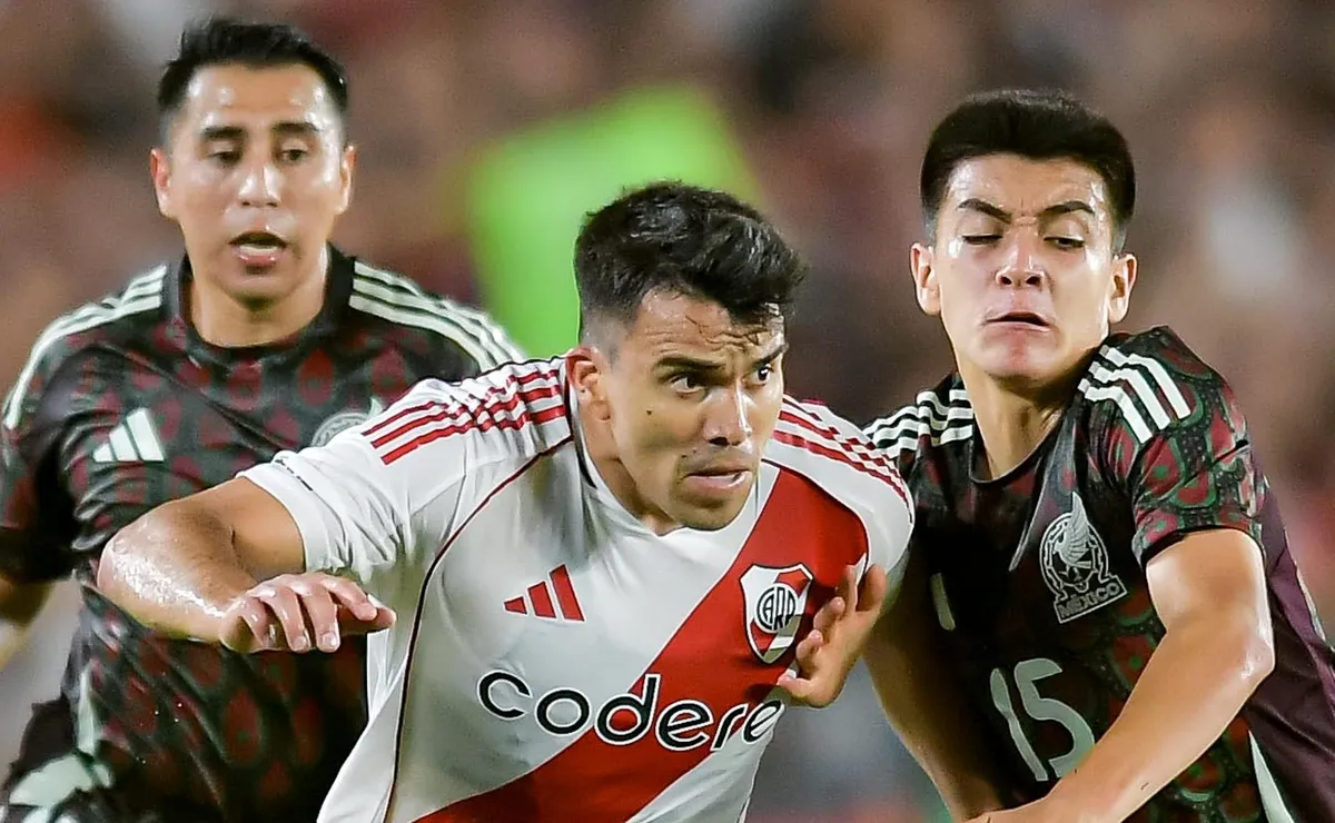 Gilberto Mora disputa la pelota con Marcos Acuña durante el amistoso entre River y México de enero del 2025.