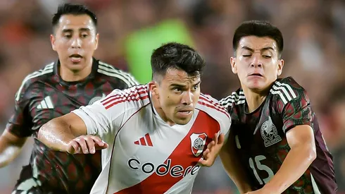 Gilberto Mora disputa la pelota con Marcos Acuña durante el amistoso entre River y México de enero del 2025.