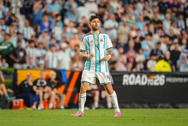 Gonzalo Montiel podría ser el 4 titular de Argentina frente a Argelia. (Instagram @gonzalo_montiel29)