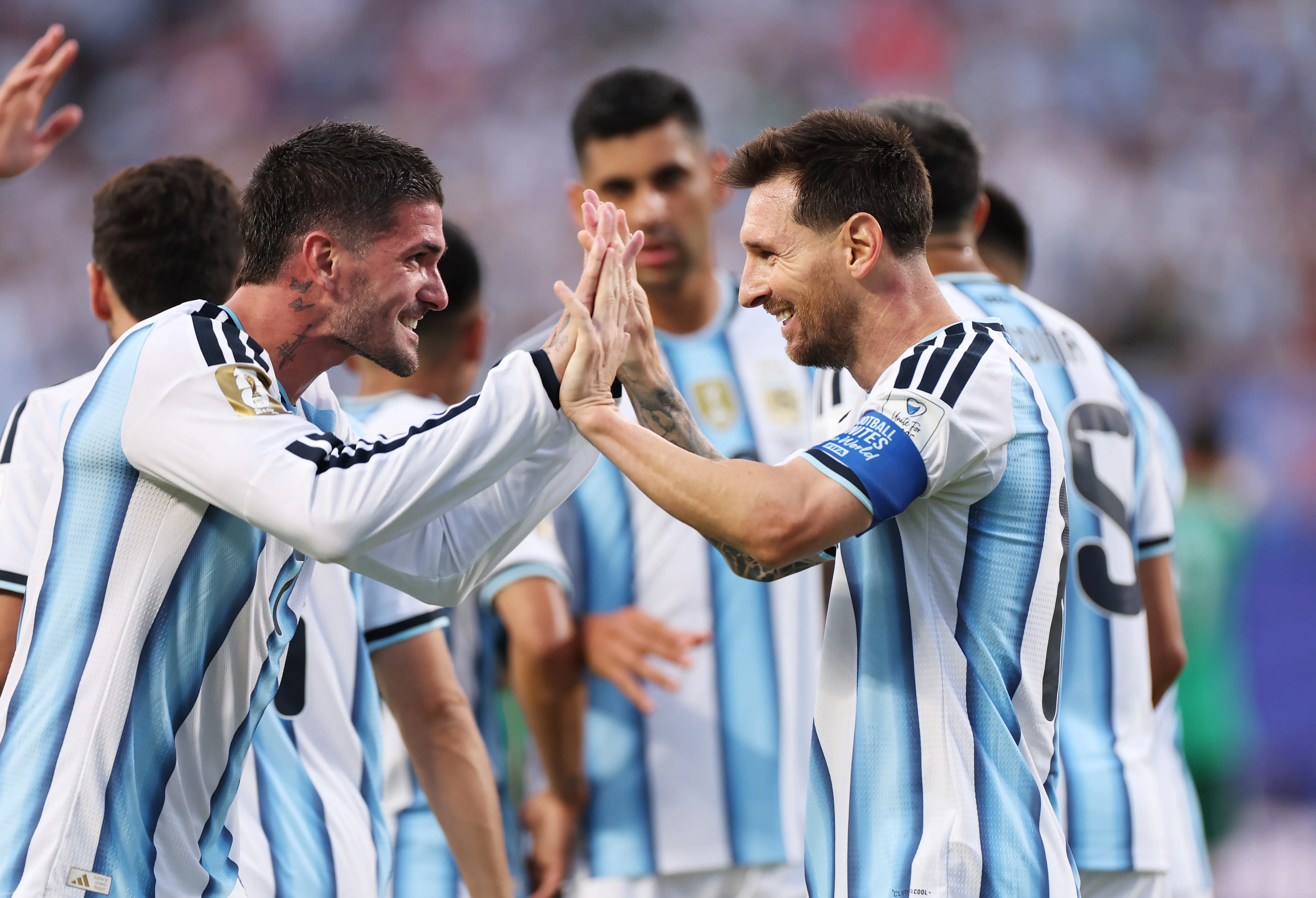 La conexión De Paul-Messi, clave para que Argentina rompiera el cero ante Argelia. (Foto: Getty).