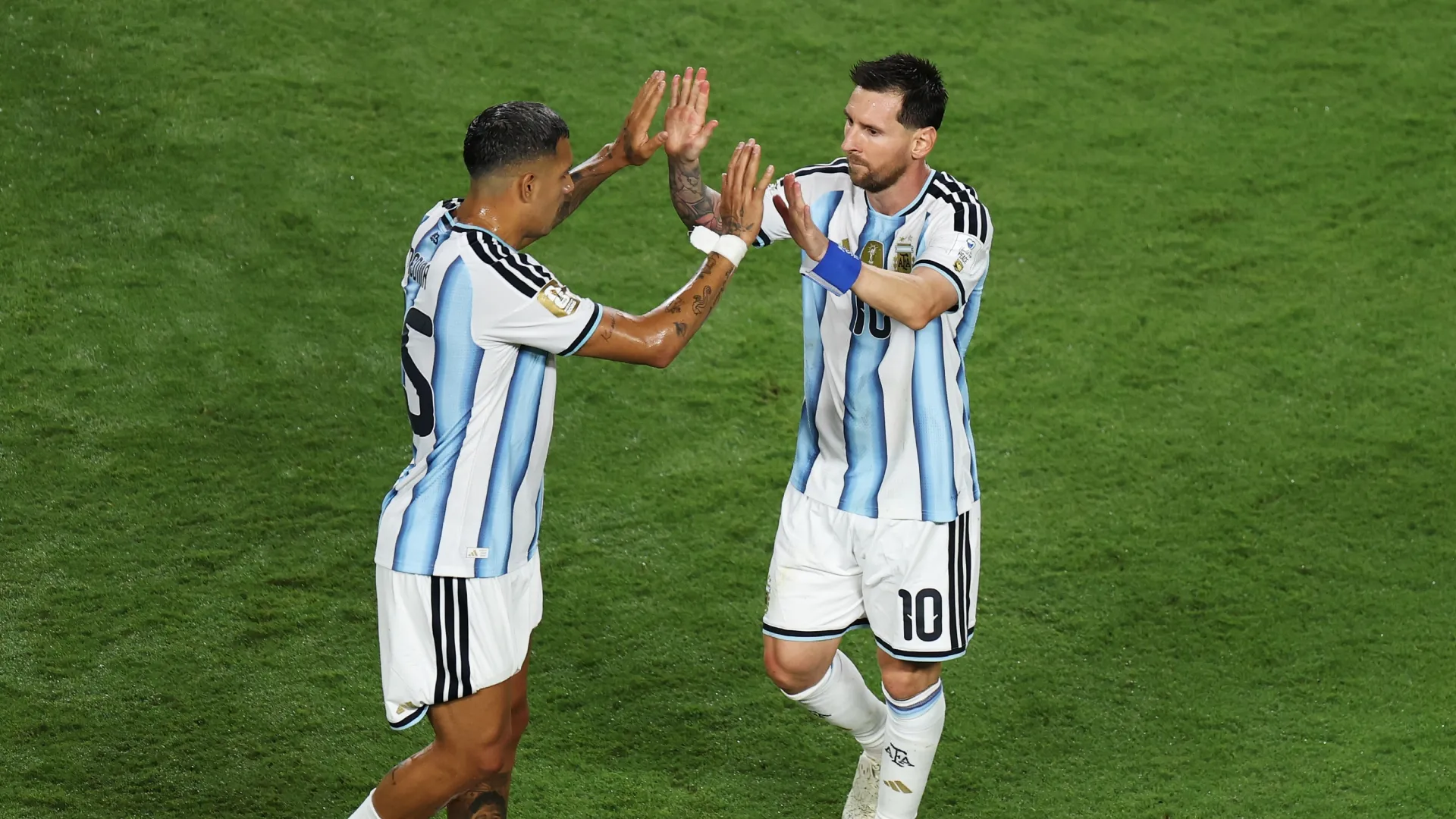 Las dos figuras: Medina se saluda con Messi.