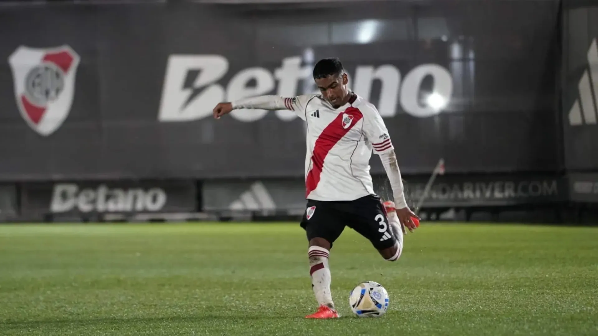 Lisandro Bajú volvió a River después de un préstamo en el fútbol uruguayo.