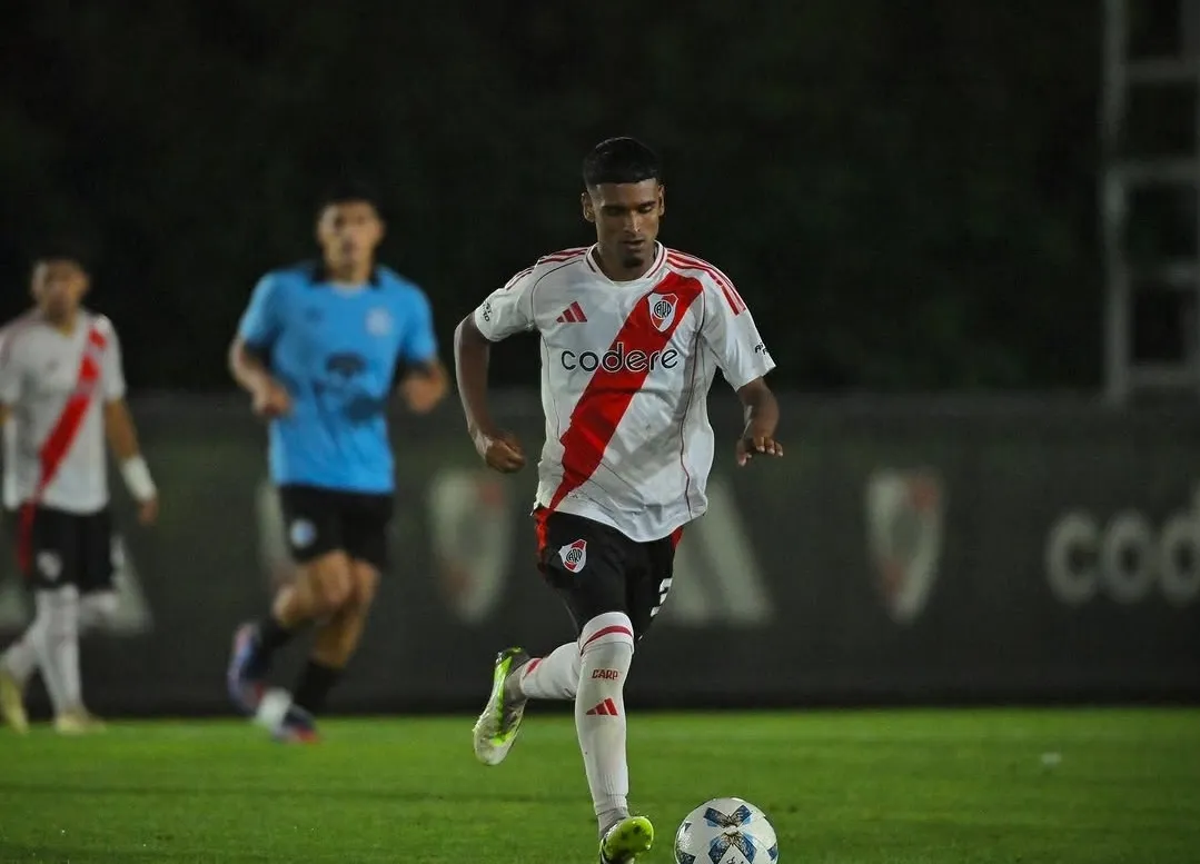 Bajú no debutó oficialmente en la Primera de River.