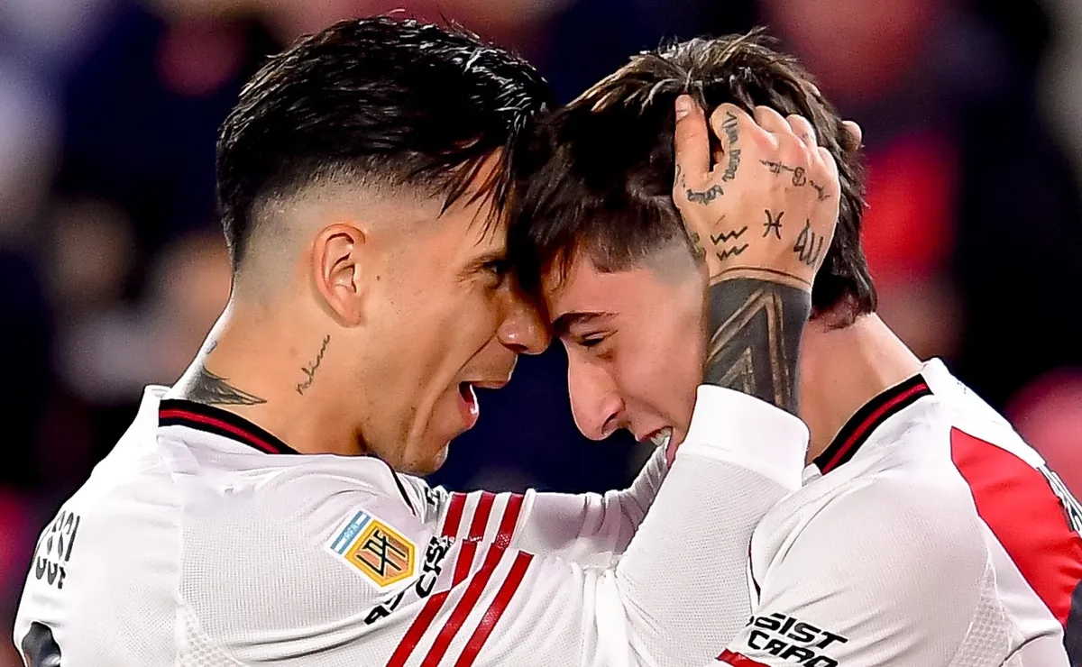 Dadín festeja con Driussi durante su debut en River.