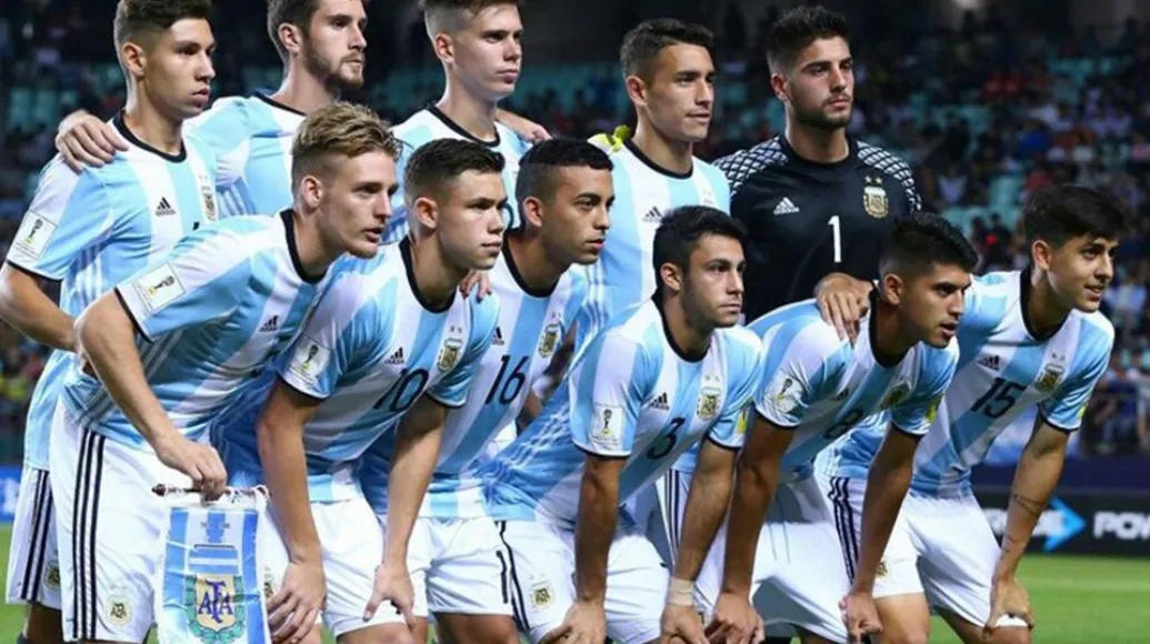 Montiel -el primero en la fila superior de izquierda a derecha- jugó dos partidos sobre tres posibles en el Mundial Sub-20 2017.