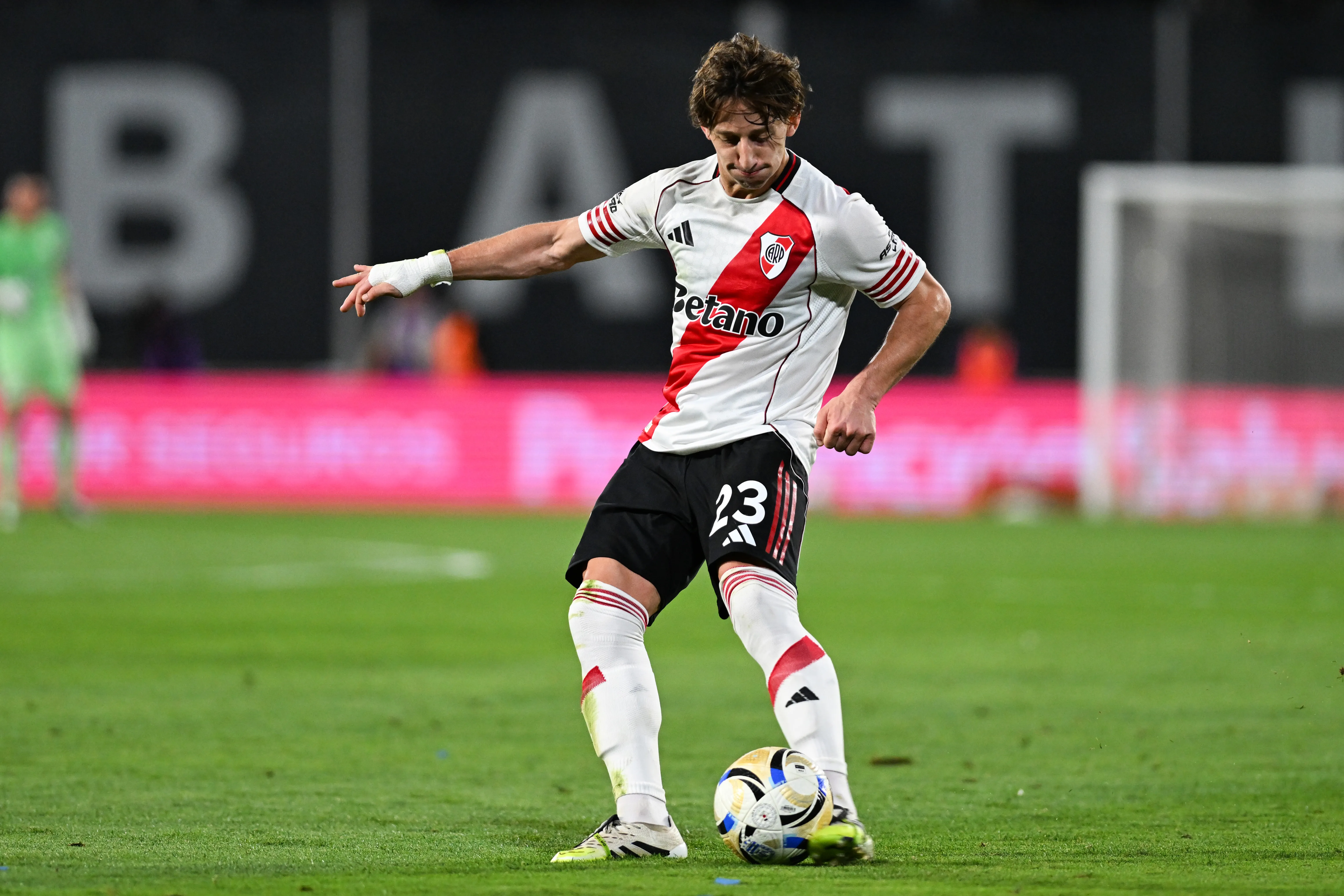 Galarza Fonda no será tenido en cuenta por Coudet y deberá buscar un nuevo club para continuar su carrera. (Getty Images)