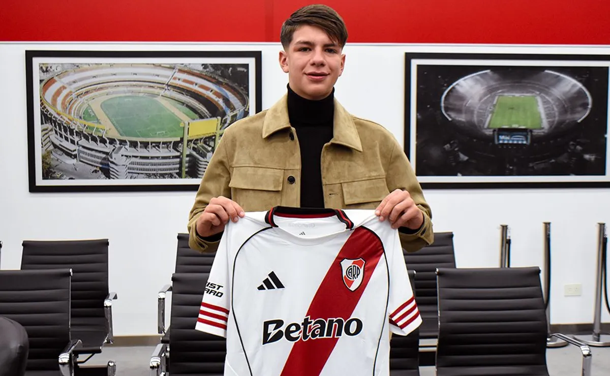 Bautista Giménez, juvenil de 16 años, firmó su primer contrato con River