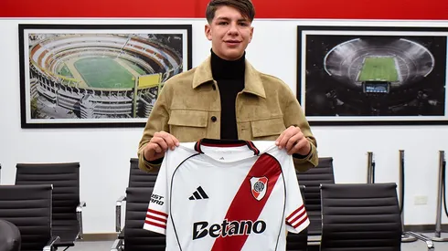 Bautista Giménez, juvenil de 16 años, firmó su primer contrato con River