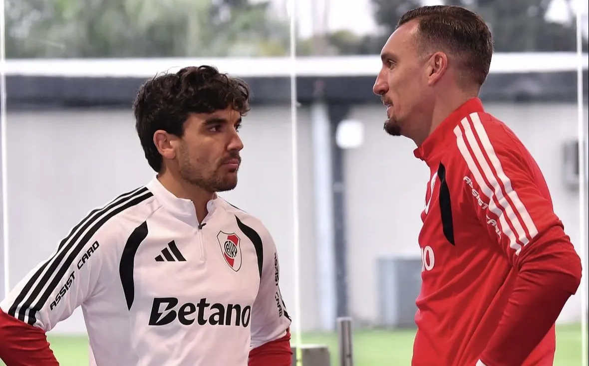 Arambarri habla con Armani durante la pretemporada de River.