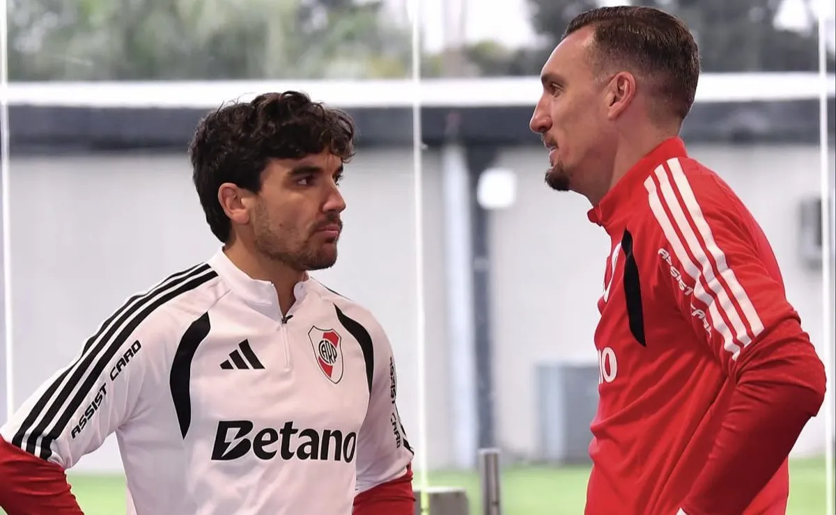 Arambarri habla con Armani durante la pretemporada de River.