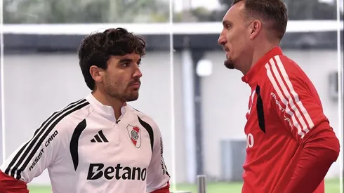 Arambarri habla con Armani durante la pretemporada de River.
