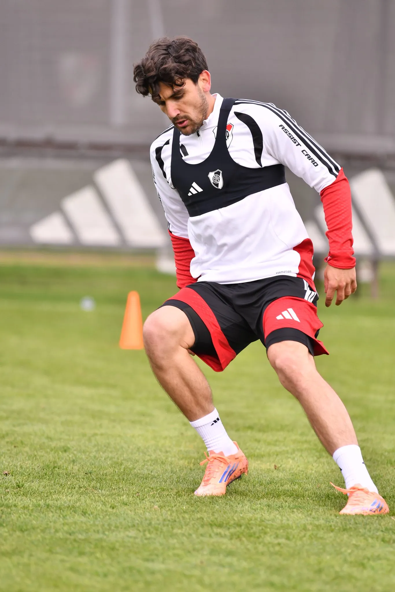 Arambarri ya se entrena con la indumentaria de River. (River Plate oficial)