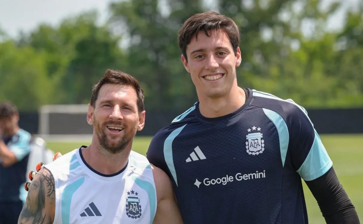 Beltrán posó junto al 10 de la Selección Argentina.