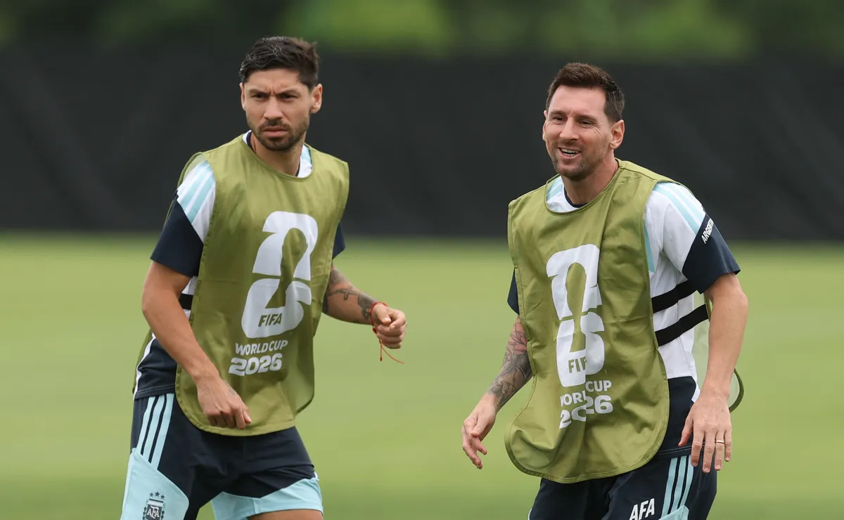 Scaloni define el once de Argentina.
