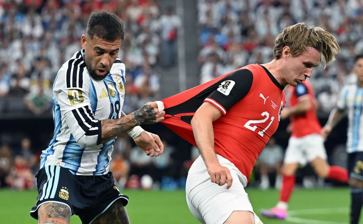 Nicolás Otamendi sumó minutos ante Austria mientras Coudet lo espera en River.