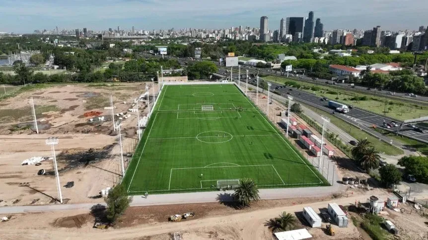Las dos canchas de sintético que ya están inauguradas hace varios meses y son utilizadas por el Fútbol Senior.