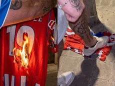 Tensión: hinchas del Atlético Madrid quemaron una camiseta de Julián Alvarez luego de que pidiera ser vendido