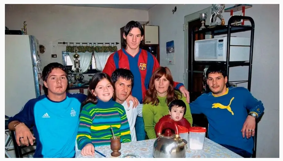 Jorge Messi y Celia Cuccittini con sus cuatro hijos: Rodrigo, Matías, Lionel, María Sol, y uno de sus nietos, en la casa familiar de Rosario, ubicada en la calle Estado de Israel al 500.