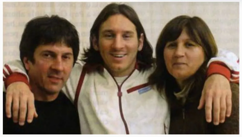 Un muy joven Lionel Messi abrazando a sus padres: Celia y Jorge.