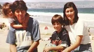 Leo Messi con sus padres en la playa